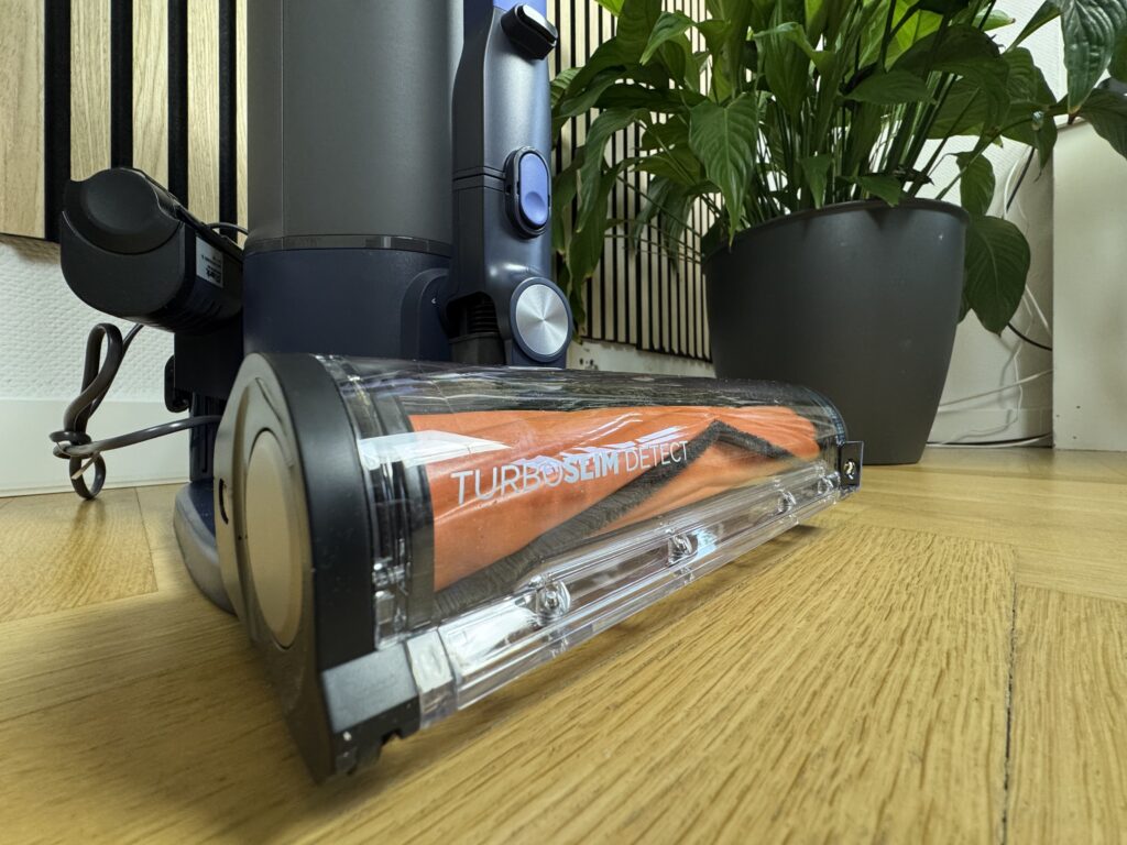 Der Detect-Modus des Akkusaugers funktioniert in Kombination mit der Bodenbürste sehr gut.