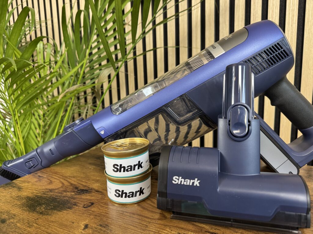 Shark PowerDetect Speed vs. Dyson V15: Unser Testsieger schlägt den Platzhirsch