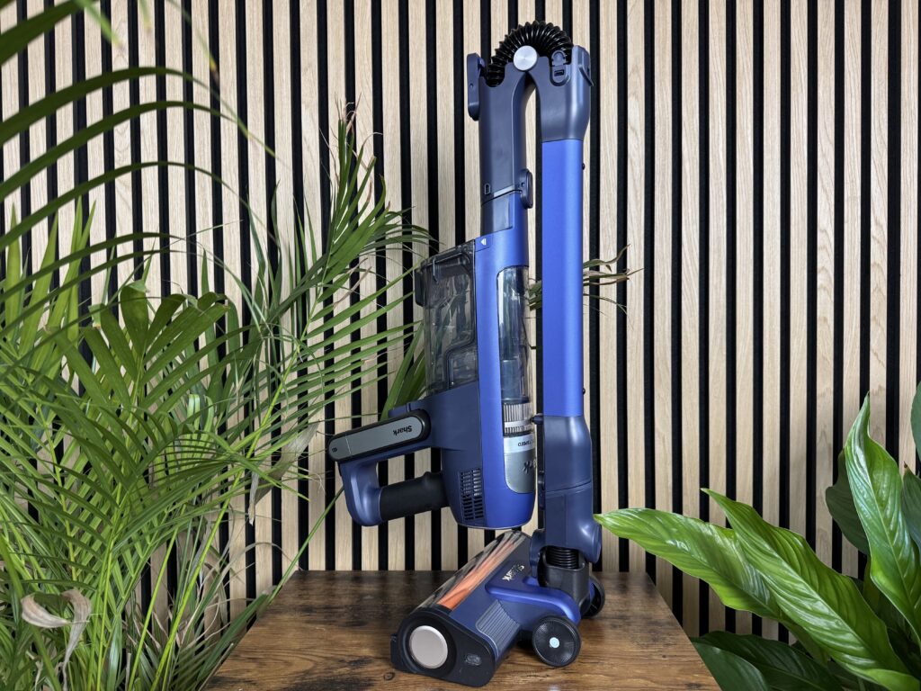 Der Shark Akkusauger ist in Blaugehalten.