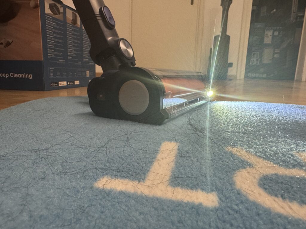 Haar und Teppich Test des Shark Akkusaugers.