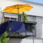 Zwei Solarmodule an einem sonnigen Balkon