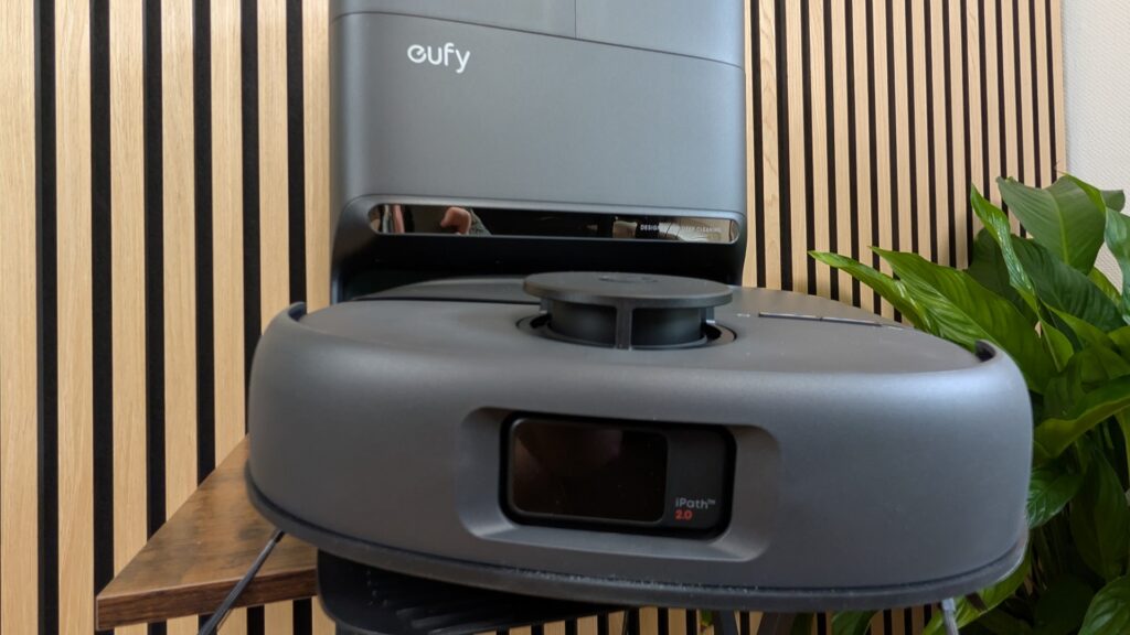 Der eufy C28 mit seiner Station.