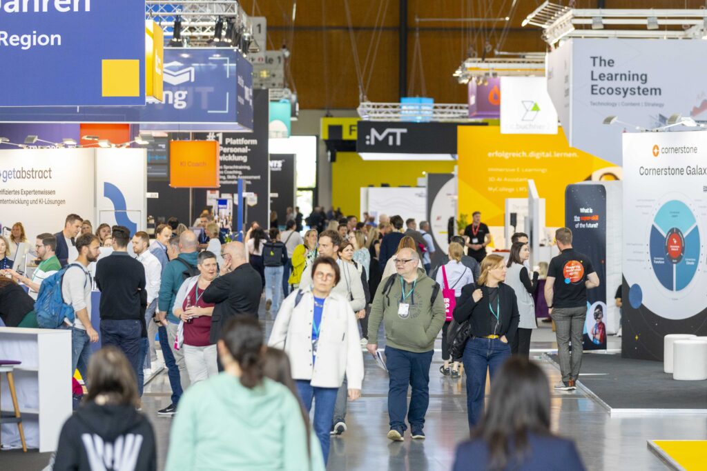 In drei Messehallen informieren zahlreiche Ausstellende über die neuesten Trends im digitalen Lernen.