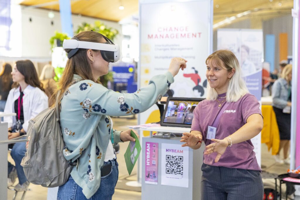Besuchende der LEARNTEC haben die Chance, neuste VR-Technologien selbst zu testen.
