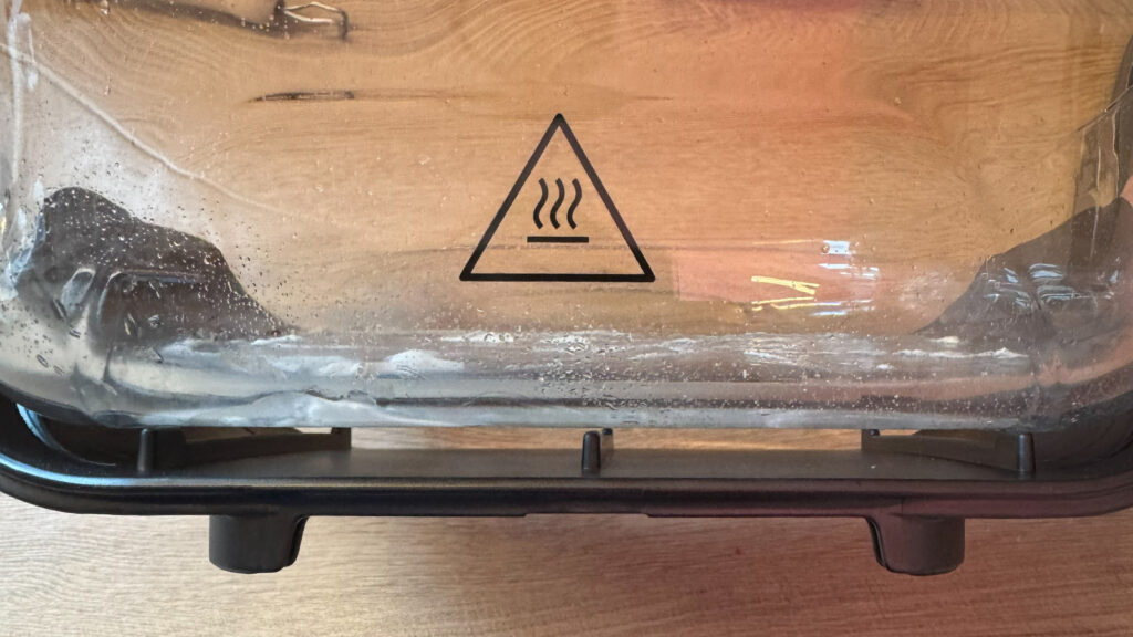 nachteile-ninja-crispi-pro Hier ist der Spalt zwischen schwarzem Hitzeschutz-Boden und Glasschüssel gut zu sehen