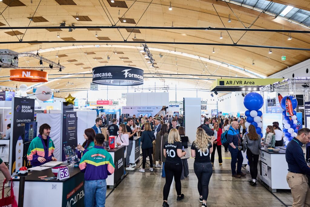 Bei der LEARNTEC gibt es an den Ständen viel zu entdecken.