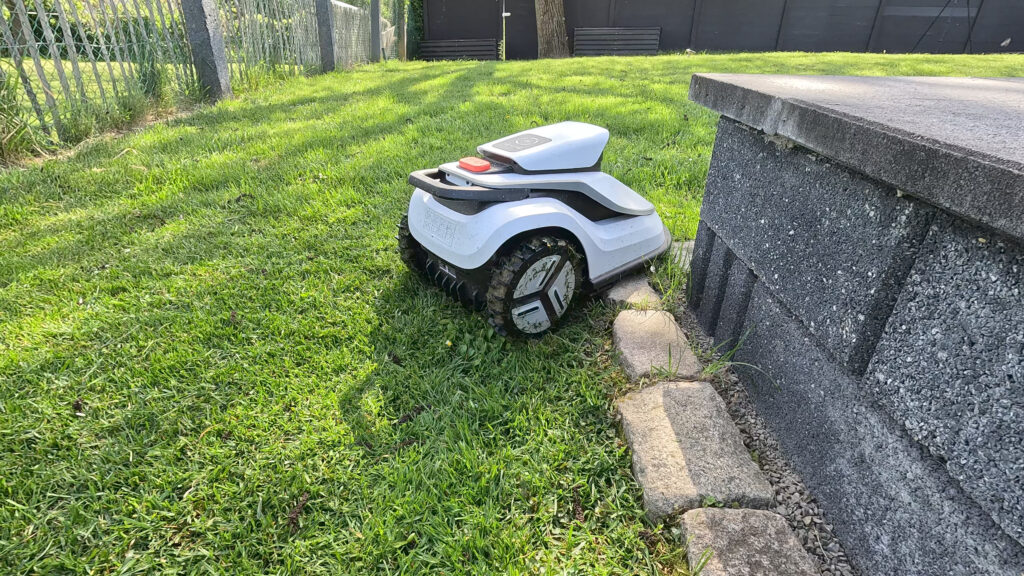 Der Randschnitt ist für einen Mähroboter mit einem mittigen Mähteller überraschend gut.
