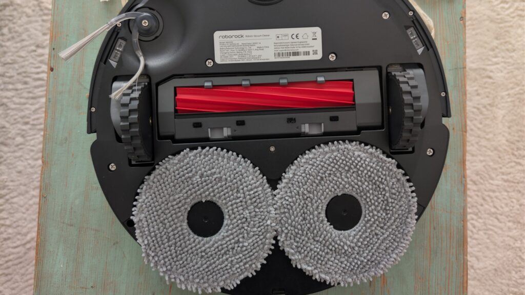 Der Roborock Qrevo S Pro kann einen seiner Moppaufsätze ausfahren.