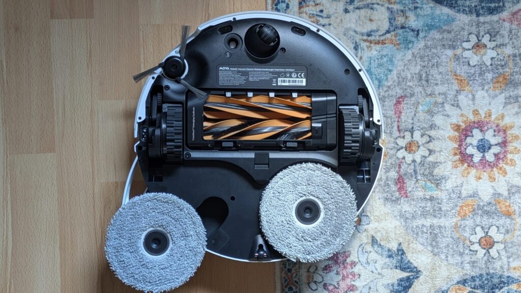 Der Doppelbürsten-Aufbau des V70 lässt Haaren keine Chance.