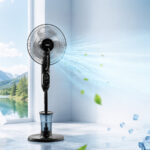 Großer Standventilator vor Fenster mit Seeblick