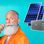 Mann blickt nachdenklich auf Solarmodule