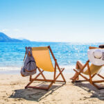 Sandstrand mit zwei Sonnenliegen