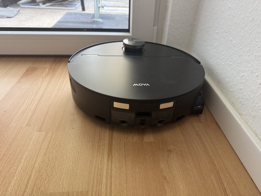 Für die Reinigung von kanten und Ecken kann der Z70 seine Reinigungsaufsätze ausfahren.