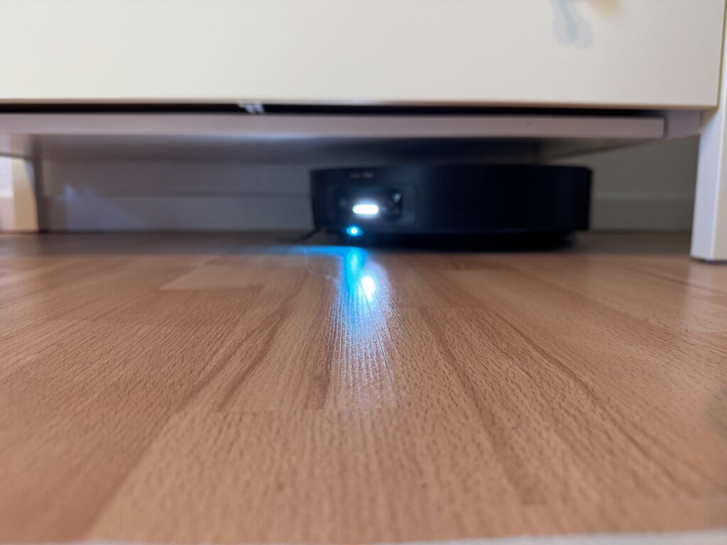 Der X60 kommt gut unter niedrige Möbel.