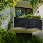 Zwei Balkonkraftwerk Solarmodule an einem klassischen Balkongeländer