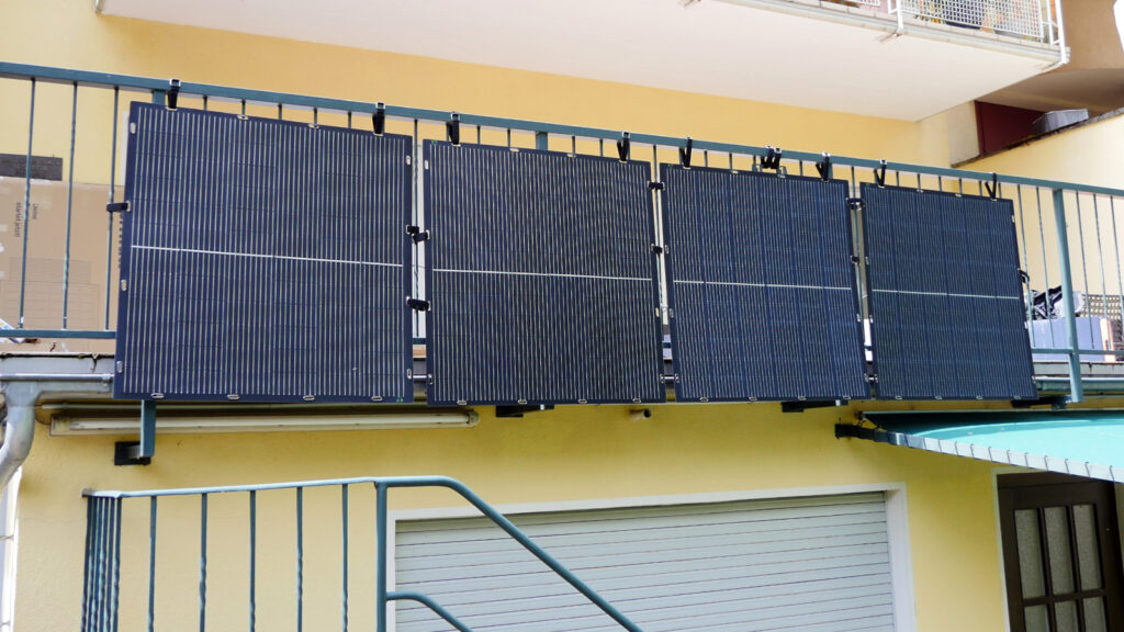 balkonkraftwerk-an-gitterbalkon-im-homeandsmart-test In diesem Test haben wir Leichtmodule an einem Terrassengeländer verbaut