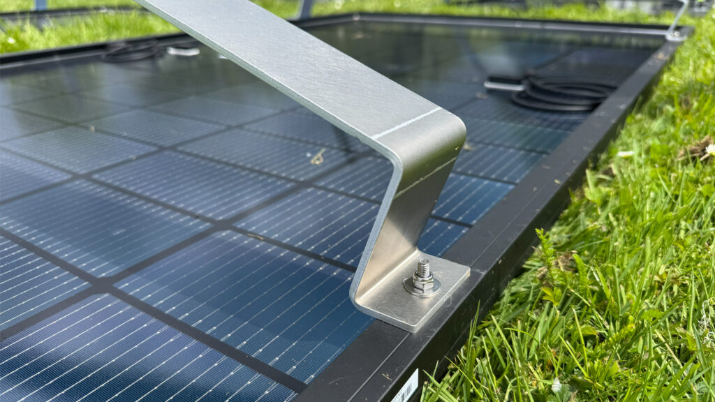 balkonkraftwerk-pruefverfahren-halterungen Solarmodul Halterung in Großaufnahme