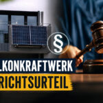 Hand mit Gerichtshammer vor Balkonkraftwerk