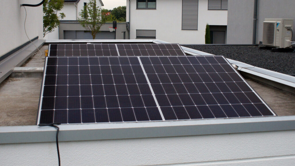 balkonkraftwerk-standort-garage-test-homeandsmart Zwei Solarmodule auf einem Garagendach (Wechselrichter nicht sichtbar)