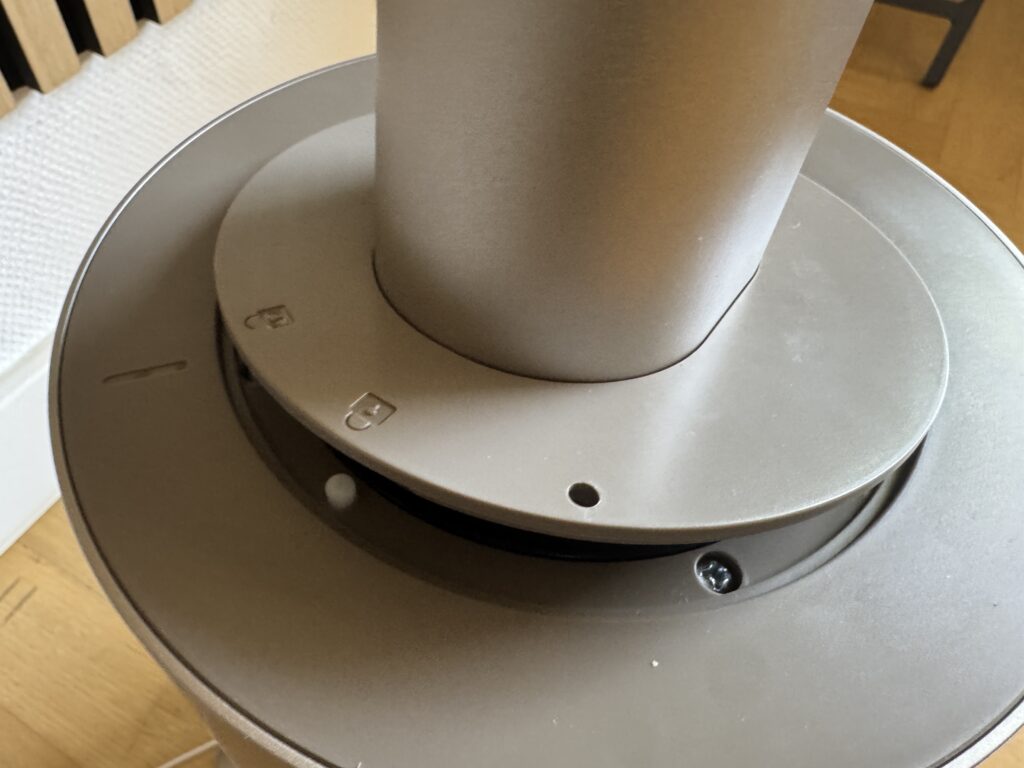 Einfache Montage: Die Ventilatoreinheit muss lediglich auf die Basis gesteckt und durch eine kleine Drehung fixiert werden.