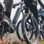 Mehr Spaß dank Motorunterstützung? Auch Trail-Hopper und Backcountry-Radler kommen inzwischen voll auf ihre Kosten - wir zeigen die besten E-MTB Marken!