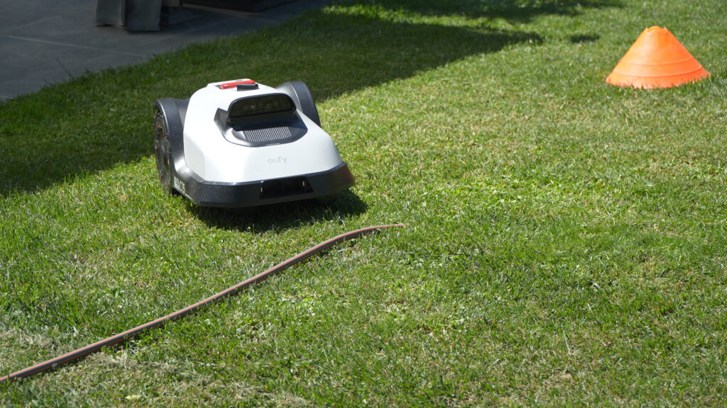 ... der Gartenschlauch wurden zuverlässig erkannt und umfahren.