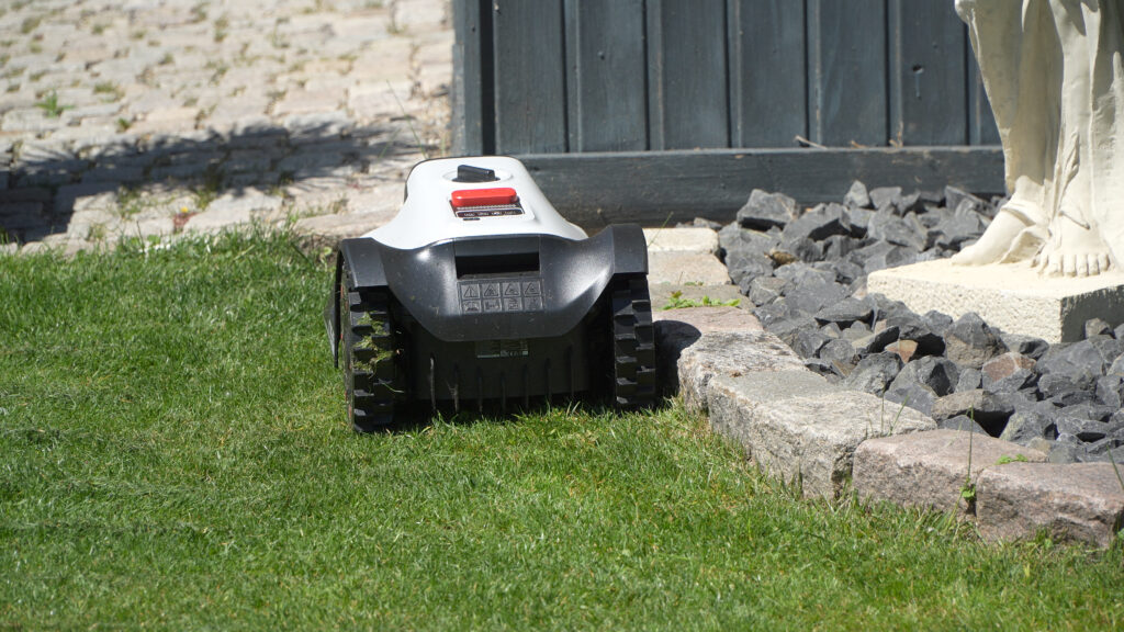 Für einen Mähroboter mit einem mittigen Mähteller schnelder der C15 relativ gut am Rand.
