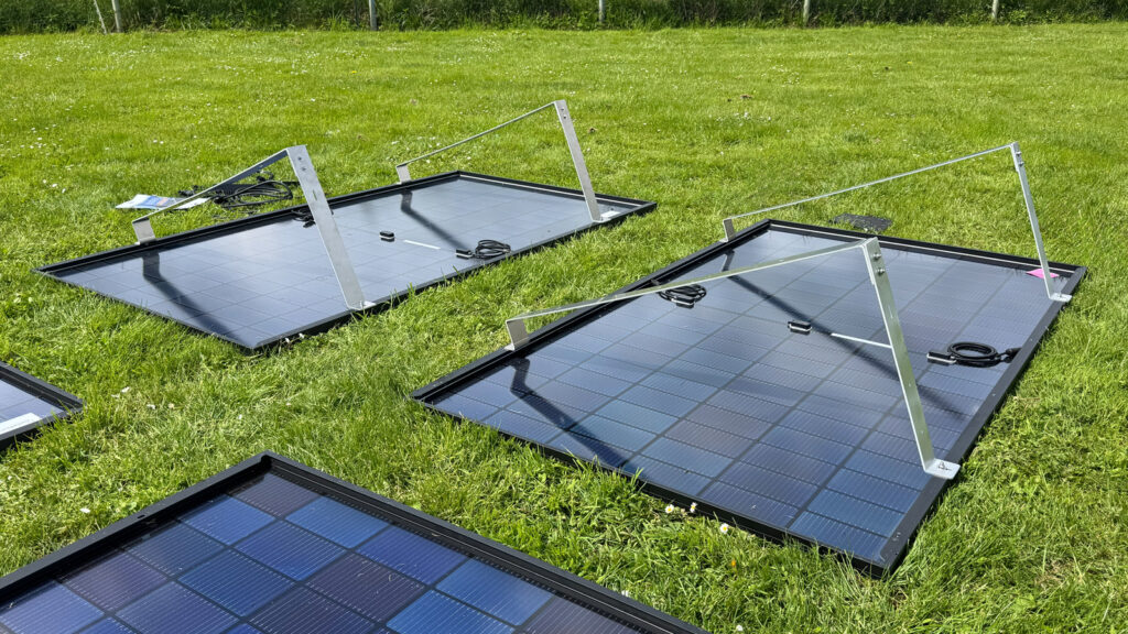 flachdach-bodenhalterung-aufbau-bkw-vergleichstest-206 Diese beiden Solarmodule mit Flachdach Halterungen stammen von 'Kleines Kraftwerk'