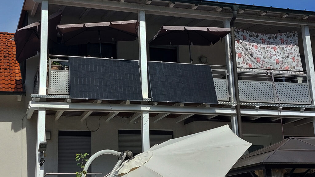 kleines-kraftwerk-balkon-minisolaranlage-im-jahres-dauertest Zwei Solarmodule an einem Balkon im 1. Stock