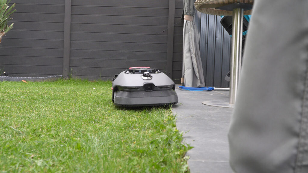 An Kanten die der Mähroboter überfahren kann, sorgt er für einen sehr guten Randschnitt.