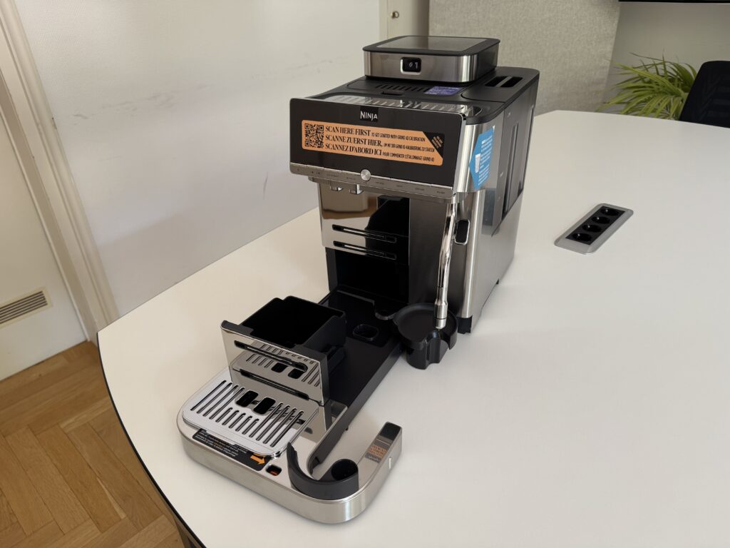 Bis auf den Wasserfilter ist die Maschine vollständig aufgebaut.