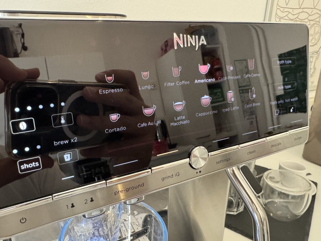 Der Touchdisplay unterstreicht das hochwertige Design und reagiert zuverlässig.