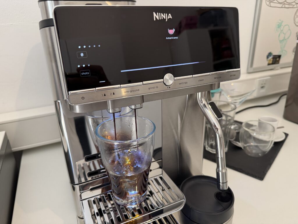 Getränk 1: Beim Americano war die Crema leider nicht sehr stabil und verschwand schnell. Geschmacklich war aber alles okay.