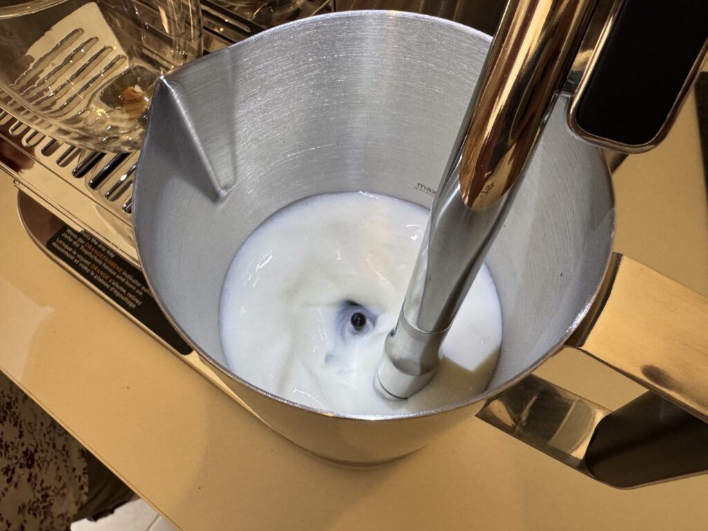 Auch das Aufschäumen der Milch erfolgt automatisch.