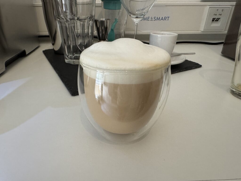 Ein Cappuccino mit Kuhmilch gelang ebenfalls beim ersten Versuch und schmeckte sehr gut.