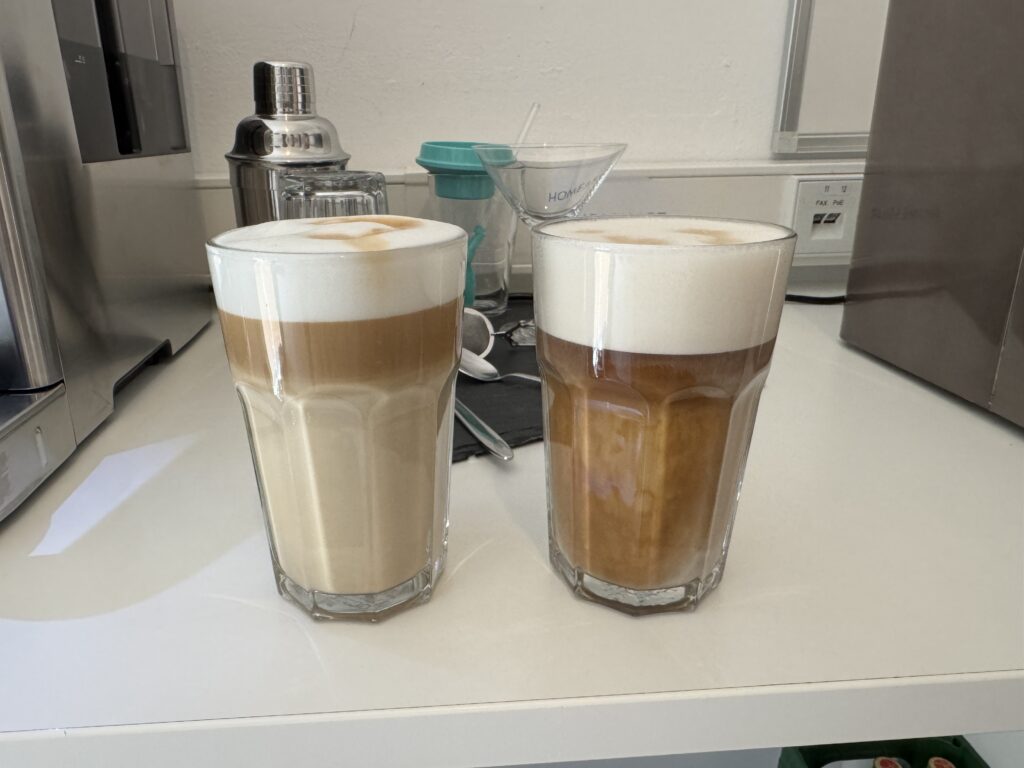 Auch der Latte macchiato gelang sofort. Links mit Kuhmilch, rechts mit Hafermilch.