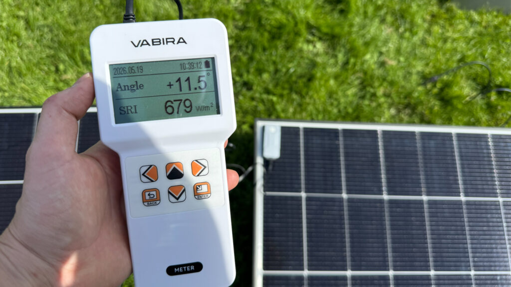 pyranmeter-einsatz-zur-messung-von-solarmodul-neigungswinkeln Dieses Pyranomter zeigt die aktuelle Sonneneinstrahlung (W/m²) und den Neigungswinkel der Solarmodule