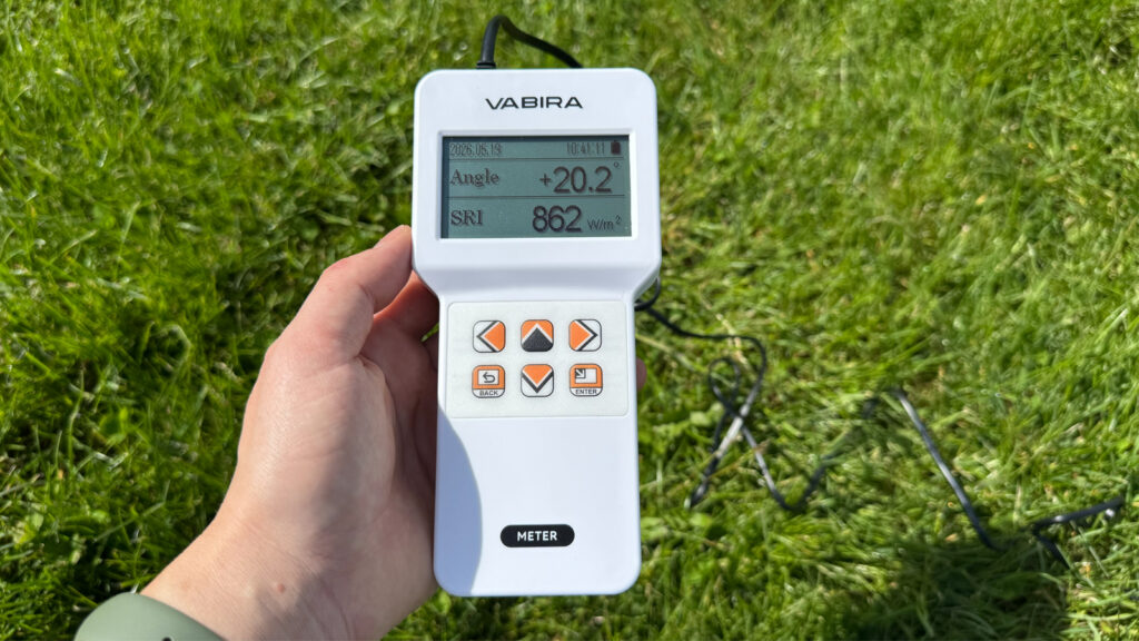 pyranometer-einsatz-bei-speicher-test Durch einen Zusatz-Sensor kann das Pyranometer auch den Neigungswinkel von Solarmodulen messen