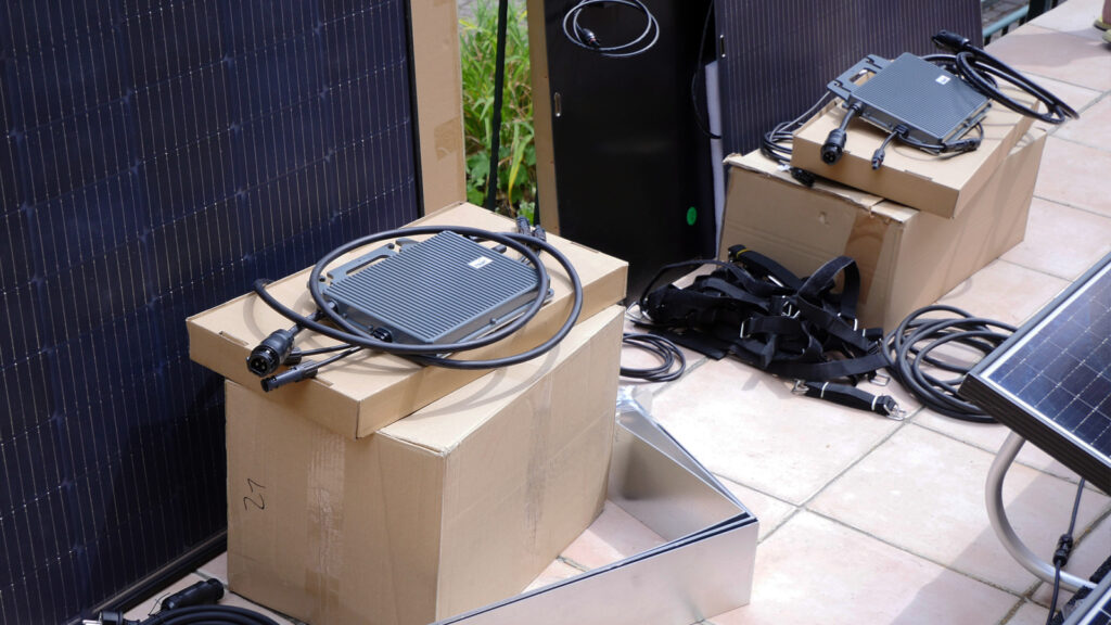 so-tests-homeandsmart-solar-wechselrichter Zwei Wechselrichter vor mehreren Solarmodulen