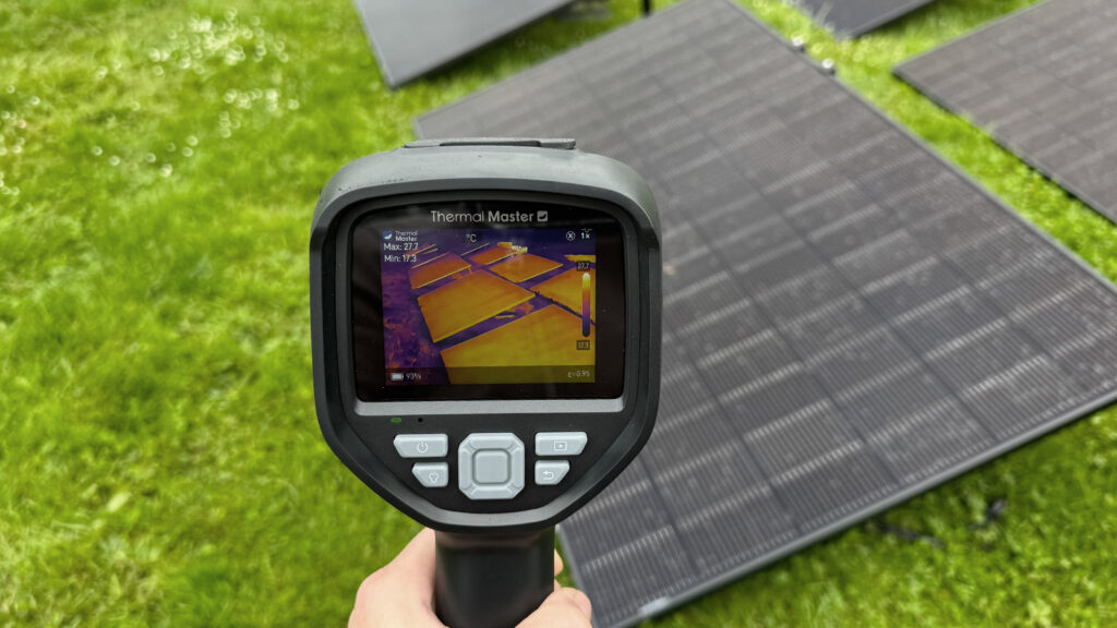 solarmodul-hitze-messung-per-waermebildkamera-mariella Wärmebildkamera, deren Display die Hitzeentwicklung von Solarmodulen zeigt