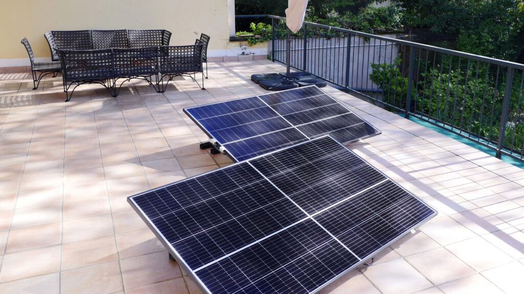 terrassen-balkonkraftwerk-homeandsmart-buero Wer eine große Terrasse hat, kann auch dort Solarmodule aufstellen