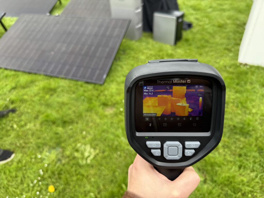 Während der Rasen noch knapp 15 Grad misst, werden Module und Speicher langsam warm.