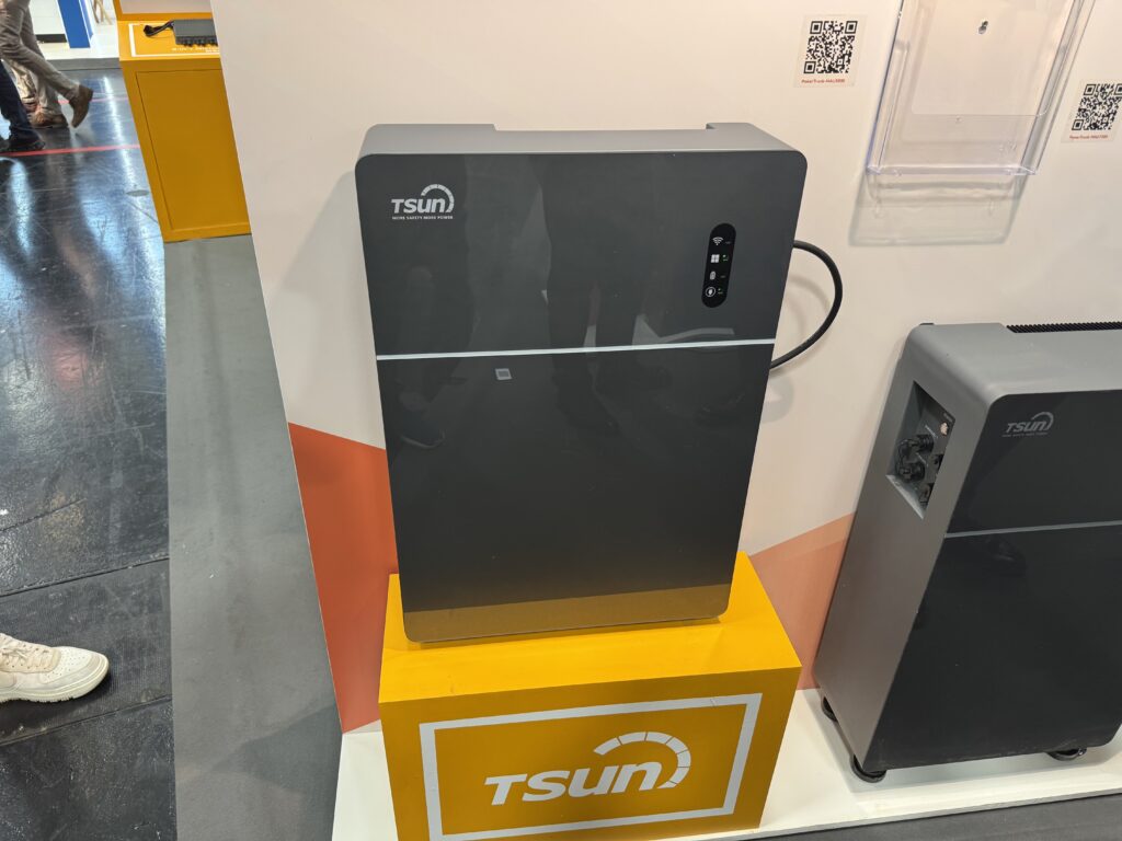 Der PowerTrunk MAU 5000 ist ein AC-Speicher und eignet sich perfekt zum einfachen Nachrüsten bei einer PV-Anlage.