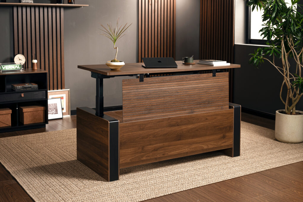 CEO in den eigenen vier Wänden: Der Chefschreibtisch mit elegantem Executive-Design und Sichtschutzpaneelen macht nicht nur optisch einiges her.