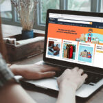 Internet-Nutzer surft auf einer Amazon Shoppingseite