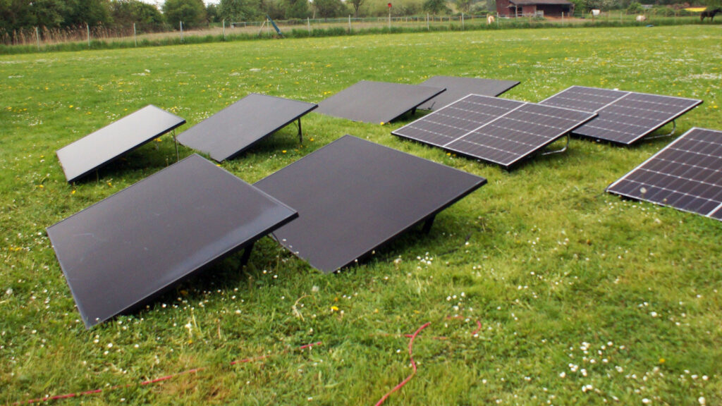 wie-viele-solarmodule-hat-homeandsmart-schon-ausprobiert Solarmodule auf einer Wiese
