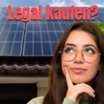 Nachdenkliche junge Frau vor Dach-Solaranlage