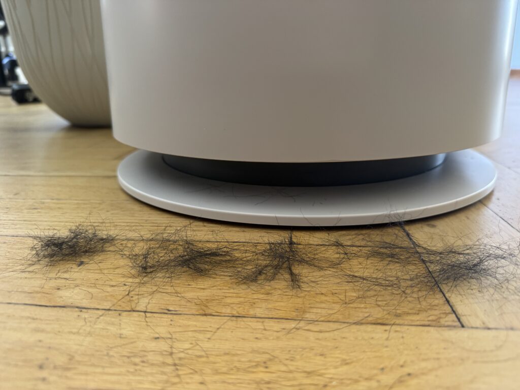 Der DREAME FP10 Luftreiniger ist für die Filtration von schwebenden Haaren aus der Luft konzipiert. Trotzdem zieht er auch auf dem Boden liegende Haare teilweise ein.
