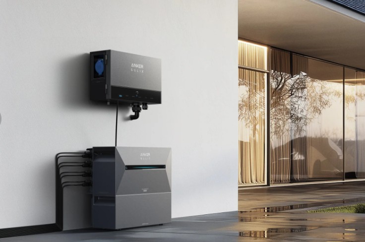 Mit dem Anker SOLIX Power Dock lassen sich bis zu vier Türme der Anker Solarbanks kombinieren.