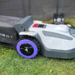 Der ANTHBOT N8 kann auch Gras und Laub einsammeln. Wir haben ihn getestet und verraten wie gut die Funktion ist.